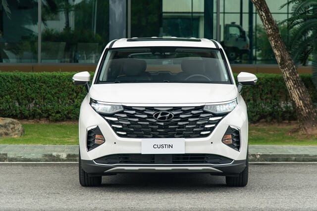 Hyundai-Custin-phan-dau-xe